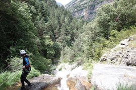 Première et facile descente en rappel de notre journée de canyoning et paysage ouvert - Canyoning mont perdu Espagne